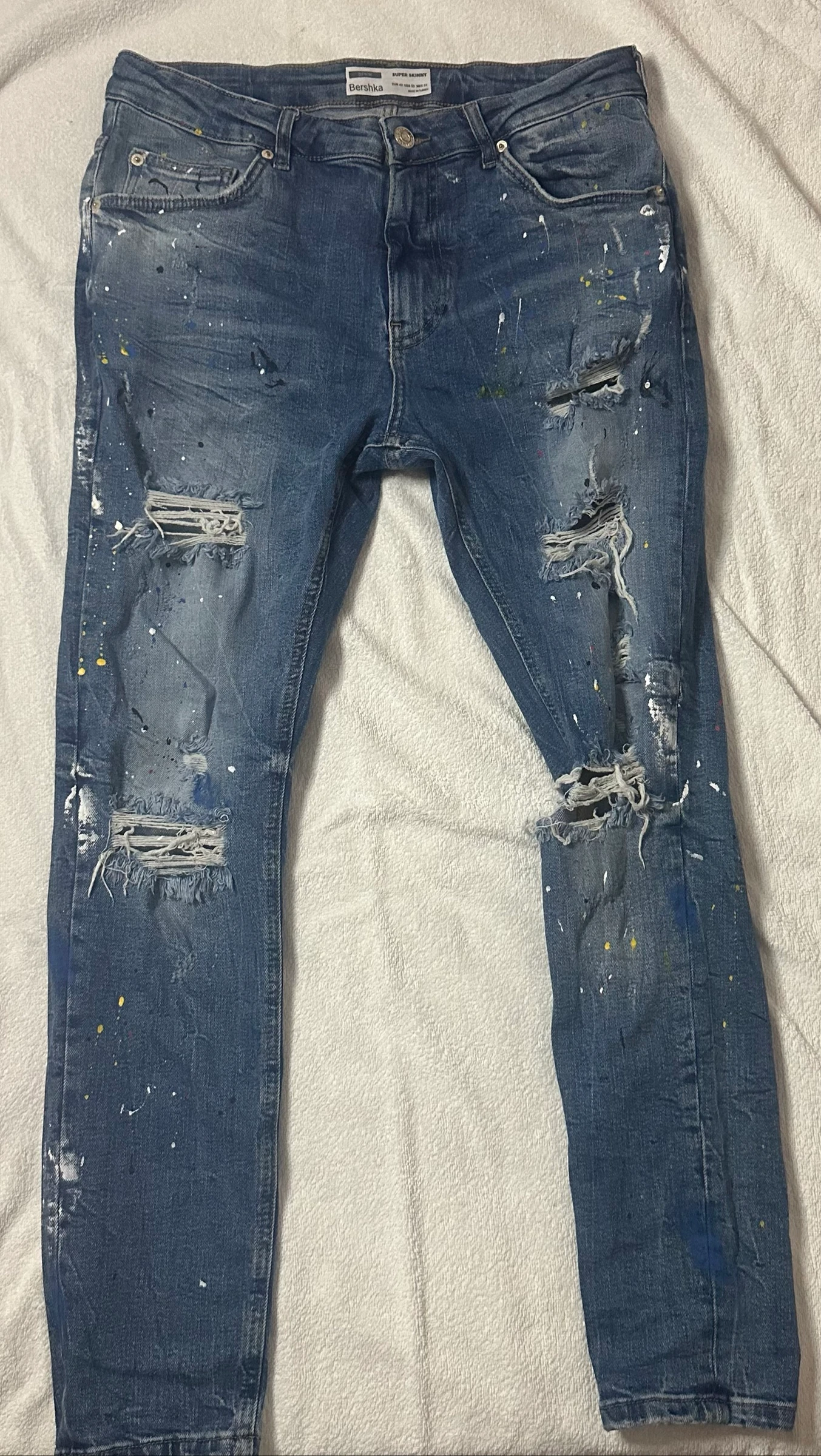 Vaqueros Bershka Super Skinny rotos con efecto salpicado – Talla L (EUR 42)